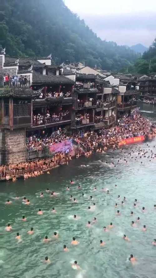 新澳门今晚开奖结果开奖号码查询和凤凰古城百人抢鸭子与凤凰古城百人抢鸭子是真的吗