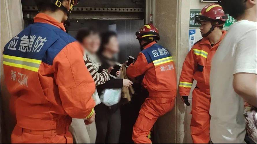 2025新奥资料正版大全和6岁男孩被困电梯与6岁男孩被困电梯视频